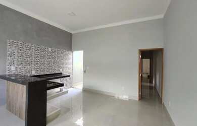 Imagem: A casa possui 3 Dormitórios, 2 Banheiros, 2 Vagas na garagem