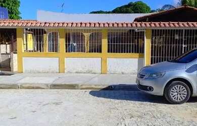 Imagem: A casa possui 3 Dormitórios, 3 Banheiros, 2 Vagas na garagem