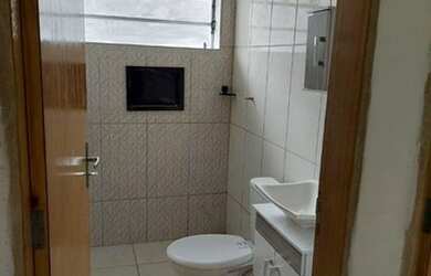 Imagem: A casa possui 3 Dormitórios, 2 Banheiros, 1 Vaga na garagem