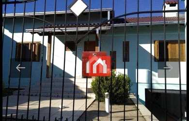 Imagem: A casa possui 4 Dormitórios, 4 Banheiros, 2 Vagas na garagem