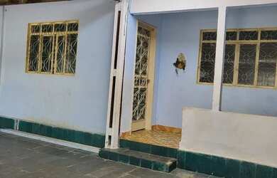 Imagem: A casa possui 2 Dormitórios, 1 Banheiro, 2 Vagas na garagem