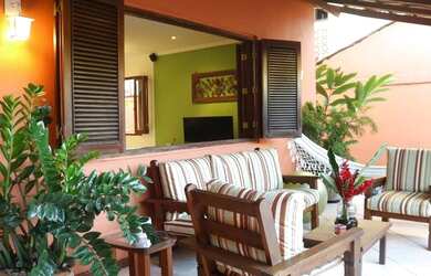 Imagem: A casa possui 3 Dormitórios, 3 Banheiros, 2 Vagas na garagem