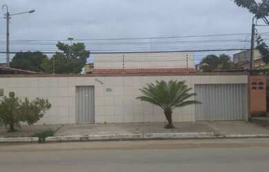 Imagem: A casa possui 5 Dormitórios, 4 Banheiros e 3 Vagas na garagem