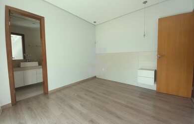 Imagem: O apartamento possui 4 Dormitórios, 1 Banheiro, 3 Vagas na