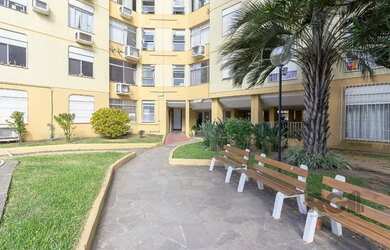 Imagem: O apartamento possui 3 Dormitórios, 1 Banheiro, 2 Vagas na