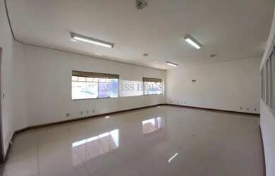 Imagem: O depósito possui 2 Vagas na garagem e 75m² de Área e está