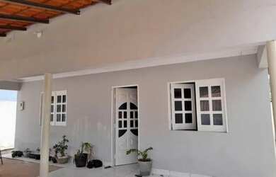 Imagem: A casa possui 3 Dormitórios, 2 Banheiros, 2 Vagas na garagem