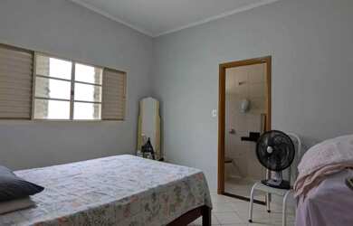 Imagem: A casa possui 2 Dormitórios, 1 Banheiro, 2 Vagas na garagem