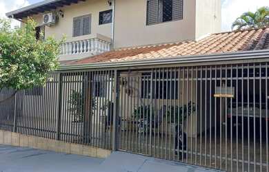 Imagem: A casa possui 3 Dormitórios, 2 Banheiros, 3 Vagas na garagem