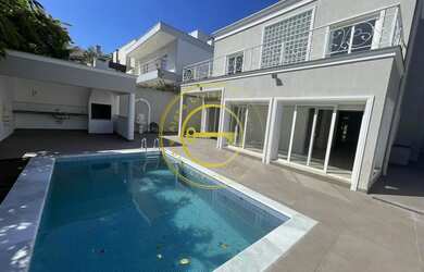 Imagem: A casa possui 4 Dormitórios, 5 Banheiros, 4 Vagas na garagem