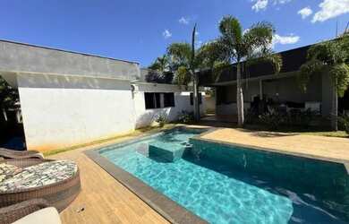 Imagem: A casa em condomínio possui 4 Dormitórios, 5 Banheiros, 4