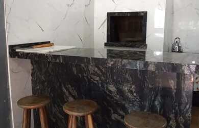 Imagem: A casa possui 3 Dormitórios, Acomodam 12 pessoas, 2 Vagas na