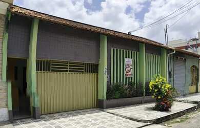 Imagem: A casa possui 4 Dormitórios, 2 Banheiros, 5 Vagas na garagem