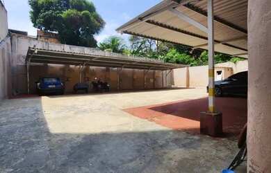 Imagem: A casa possui 3 Dormitórios, 2 Banheiros, 5 Vagas na garagem