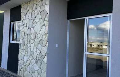 Imagem: A casa em condomínio à venda possui 3 Dormitórios, 2 Banheiros