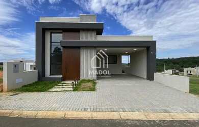 Imagem: A casa possui 3 Dormitórios, 2 Banheiros, 4 Vagas na garagem