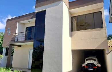 Imagem: A casa possui 4 Dormitórios, 4 Banheiros, 5 Vagas na garagem