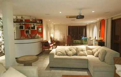 Imagem: A casa em condomínio possui 4 Dormitórios, 5 Banheiros, 4