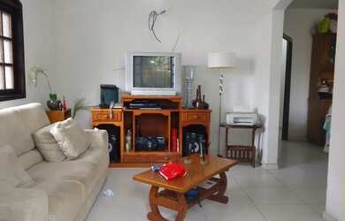 Imagem: A casa possui 5 Dormitórios, 4 Banheiros e 3 Vagas na garagem