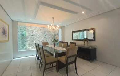 Imagem: A casa possui 4 Dormitórios, 5 Banheiros, 4 Vagas na garagem