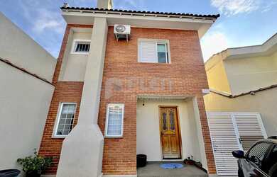 Imagem: A casa possui 3 Dormitórios, 4 Banheiros, 3 Vagas na garagem