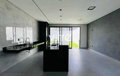 Imagem: A casa possui 3 Dormitórios, 3 Banheiros, 2 Vagas na garagem