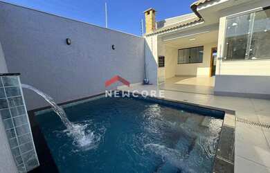 Imagem: A casa possui 3 Dormitórios, 3 Banheiros, 2 Vagas na garagem