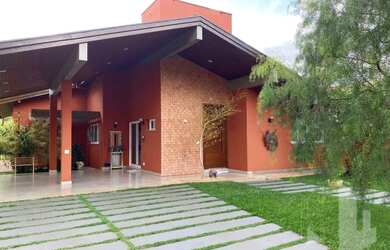 Imagem: A casa possui 3 Dormitórios, 5 Banheiros, 463m² de Área e