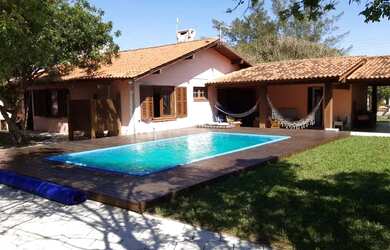 Imagem: A casa possui 3 Dormitórios, 2 Banheiros, 4 Vagas na garagem