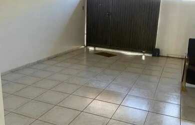 Imagem: A casa possui 3 Dormitórios, 3 Banheiros, 1 Vaga na garagem