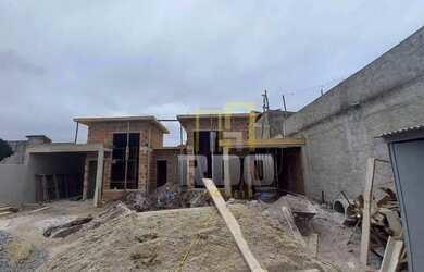 Imagem: A casa possui 3 Dormitórios, 2 Banheiros, 2 Vagas na garagem