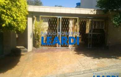 Imagem: A casa possui 2 Dormitórios, 1 Banheiro, 2 Vagas na garagem