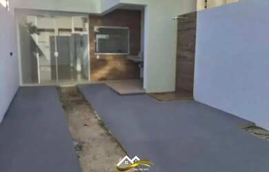 Imagem: A casa possui 3 Dormitórios, 2 Banheiros, 2 Vagas na garagem