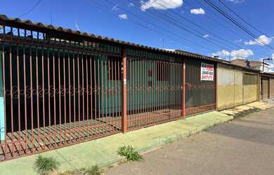 Imagem: A casa possui 2 Dormitórios, 1 Banheiro, 3 Vagas na garagem