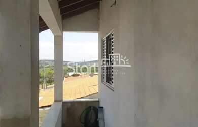 Imagem: A casa possui 4 Dormitórios, 3 Banheiros, 2 Vagas na garagem