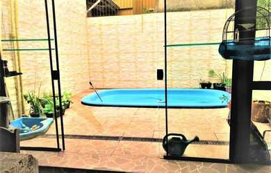 Imagem: A casa possui 1 Dormitório, 3 Banheiros, 2 Vagas na garagem