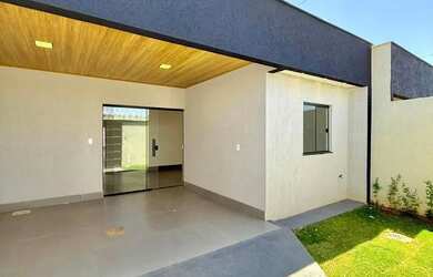 Imagem: A casa possui 3 Dormitórios, 2 Banheiros, 1 Vaga na garagem