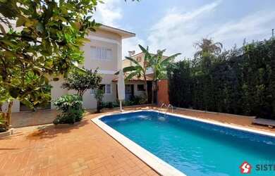 Imagem: A casa possui 4 Dormitórios, 5 Banheiros, 4 Vagas na garagem