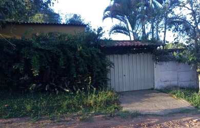 Imagem: A casa possui 4 Dormitórios, 2 Banheiros, 4 Vagas na garagem