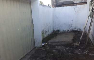 Imagem: A casa possui 2 Dormitórios, 2 Banheiros, 2 Vagas na garagem