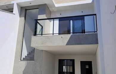 Imagem: A casa possui 3 Dormitórios, 2 Banheiros, 4 Vagas na garagem