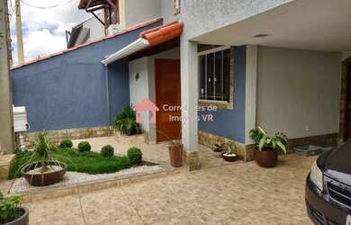 Imagem: A casa possui 3 Dormitórios, 2 Banheiros, 2 Vagas na garagem