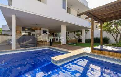 Imagem: A casa possui 4 Dormitórios, 4 Banheiros, 4 Vagas na garagem