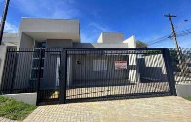 Imagem: A casa possui 3 Dormitórios, 2 Banheiros, 2 Vagas na garagem