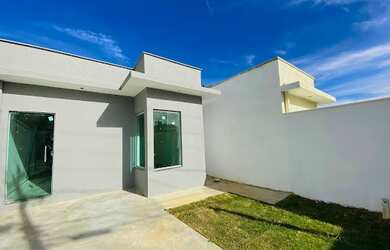 Imagem: A casa possui 3 Dormitórios, 2 Banheiros, 2 Vagas na garagem