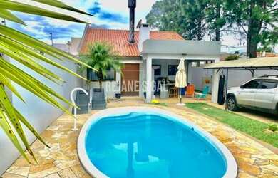 Imagem: A casa e possui 2 Dormitórios, Suítes, 1 Banheiro, 2 Vagas