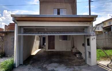 Imagem: A casa possui 3 Dormitórios, 3 Banheiros, 2 Vagas na garagem