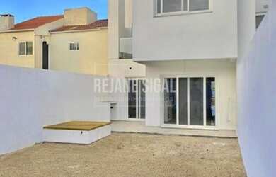 Imagem: A casa possui 3 Dormitórios, 1 Banheiro, 2 Vagas na garagem