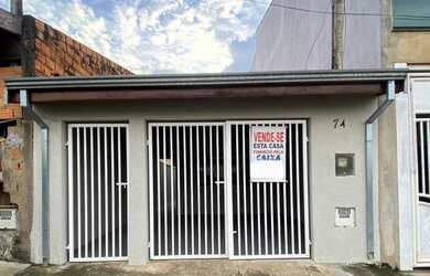 Imagem: A casa possui 2 Dormitórios, 1 Banheiro, 2 Vagas na garagem