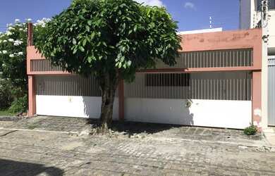 Imagem: A casa possui 5 Dormitórios, 4 Banheiros, 1 Vaga na garagem